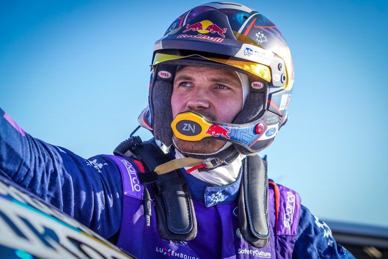 Ação de rali em Portugal com carro em salto